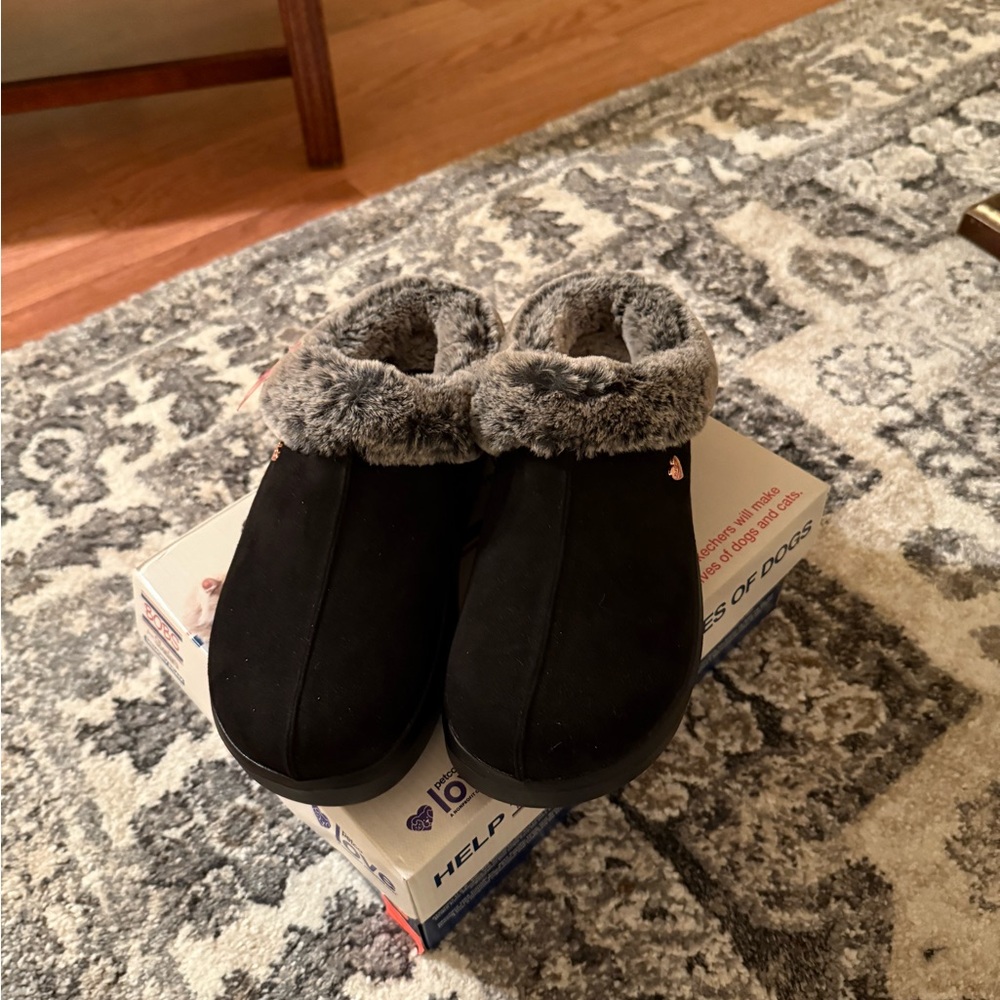 BRAND NEW SKETCHERS SLIPPERS 💞